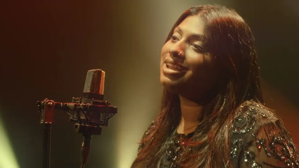 Still from the “Das” music video